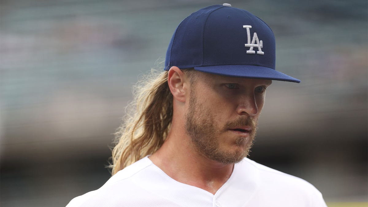 Noah Syndergaard heads to dugout