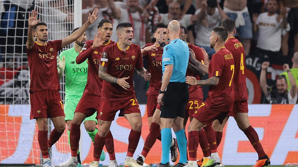 Roma players protest referee Anthony Taylor