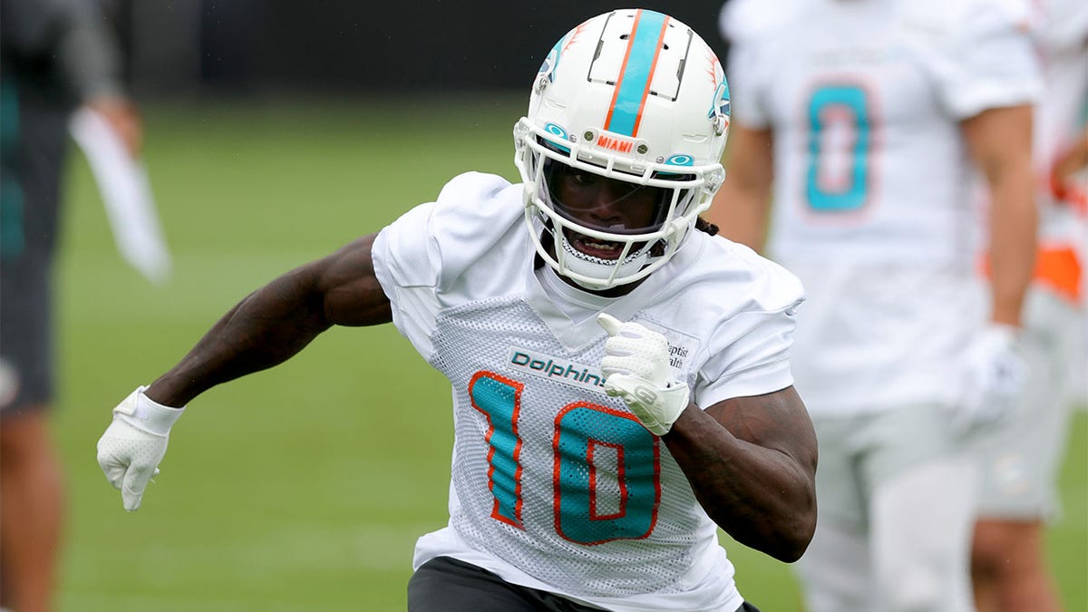 Dolphins’ Tyreek Hill Eyes 2,000-yard Receiving Mark: ‘I Want To Break ...