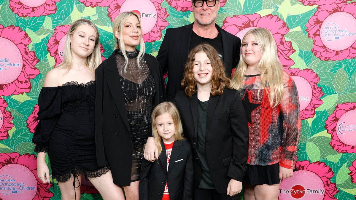 Stella Spelling, Tori Spelling, Beau Spelling, Dean McDermott, Finn Spelling, and Hattie Spelling