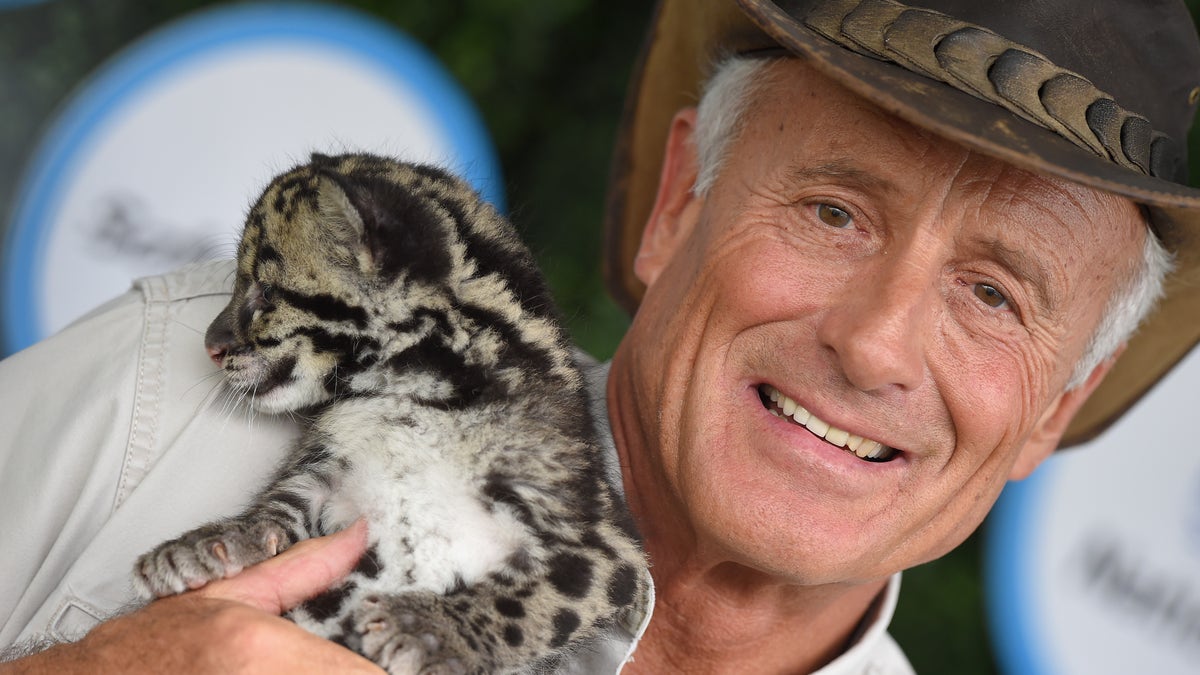 Jack Hanna poses with a snow leopard