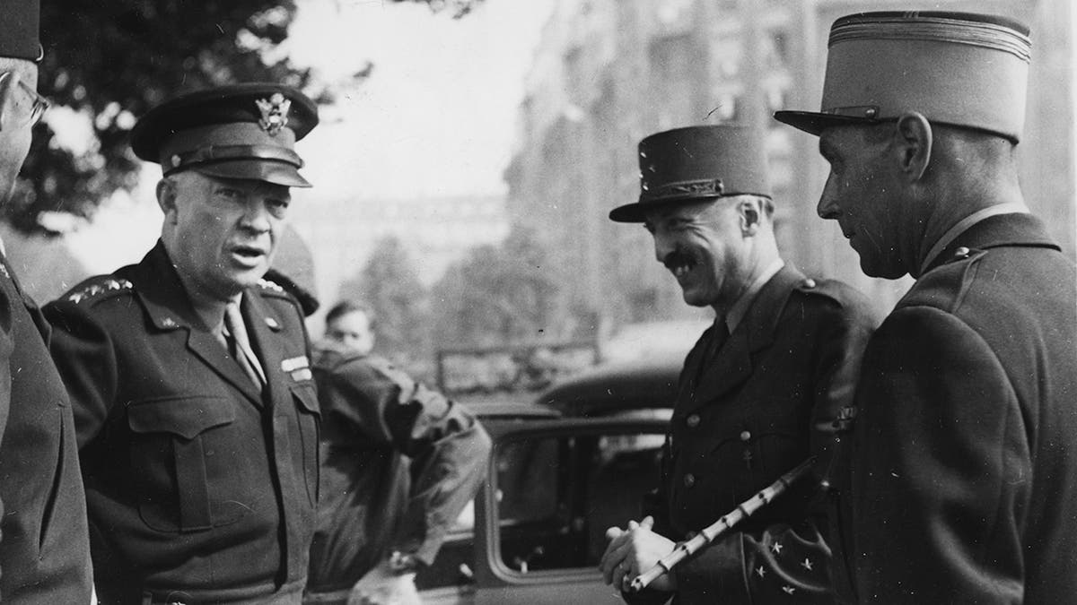 Eisenhower berbicara dengan seorang jenderal di Perancis