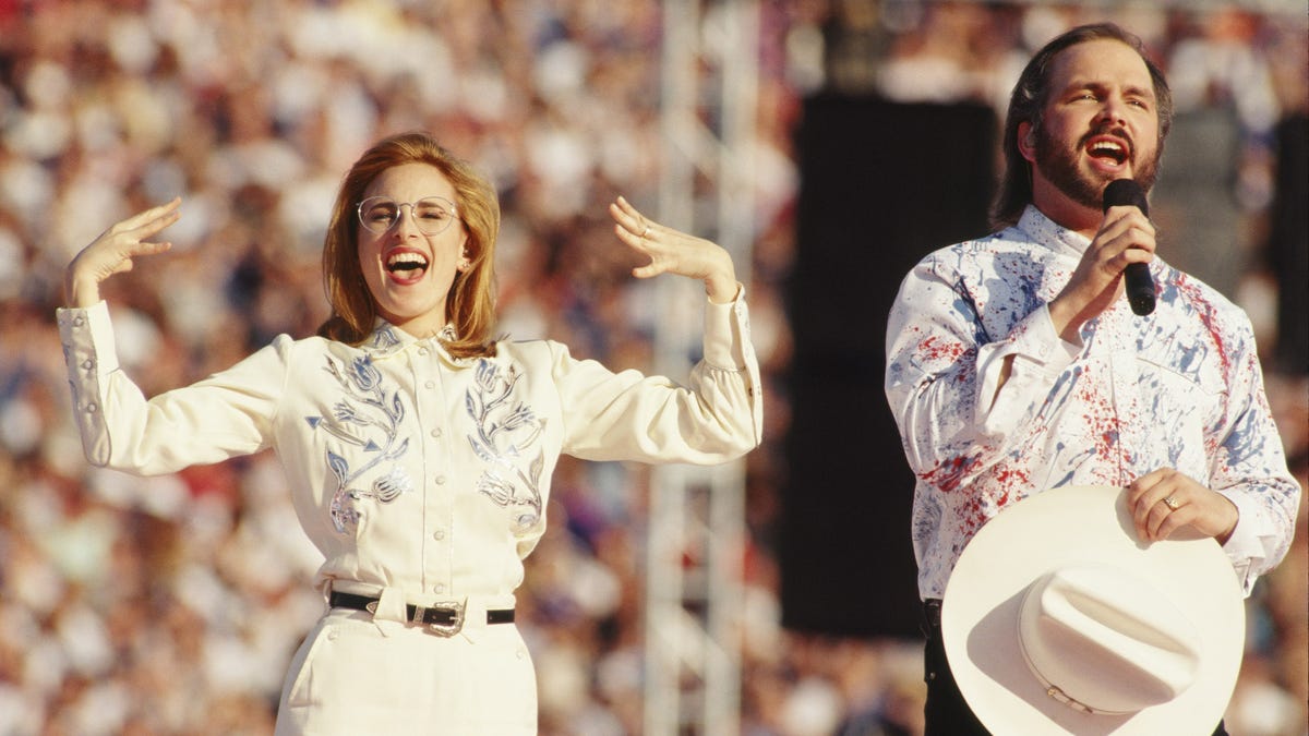 Marlee Matlin performing in American Sign Language alongside Garth Brooks