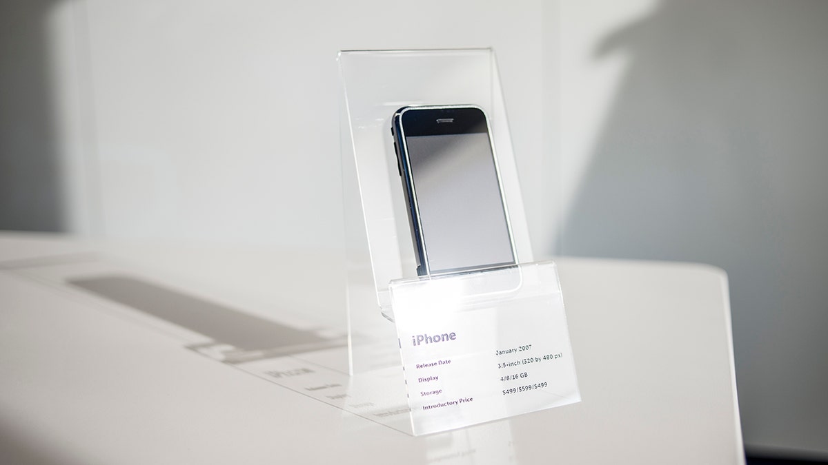 Sebuah iPhone dipamerkan di Museum Apple Ukraina MacPaw di Kiev, Ukraina pada 26 Januari 2017. 