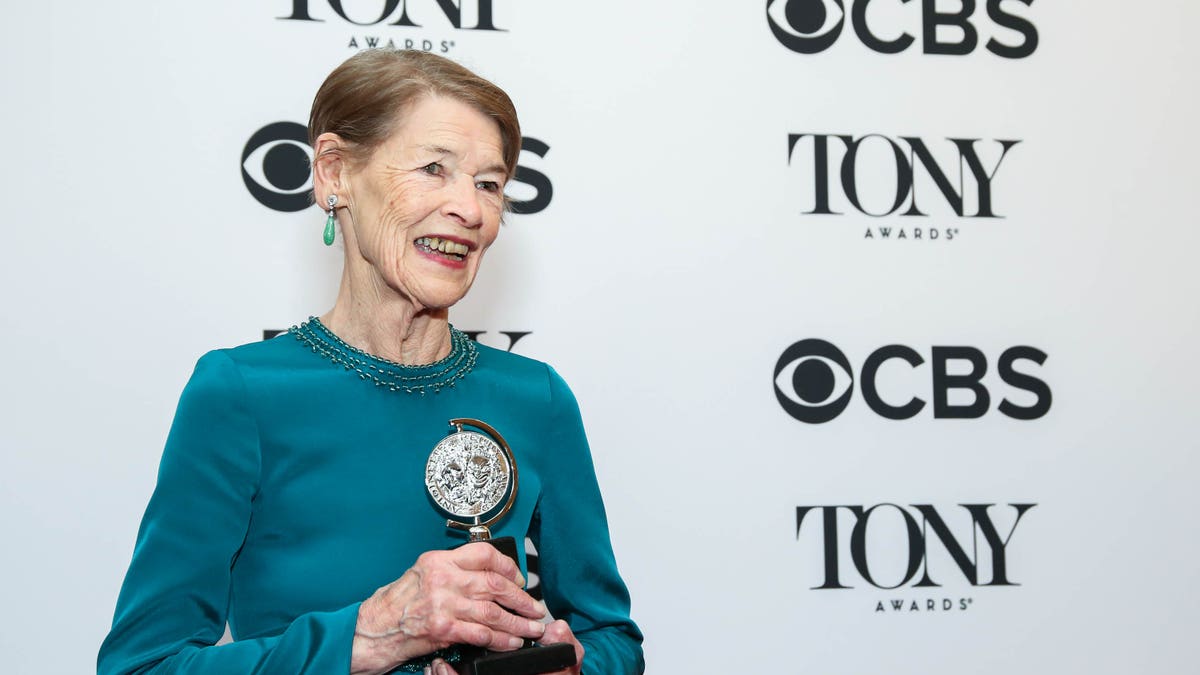 Glenda Jackson holding her Tony