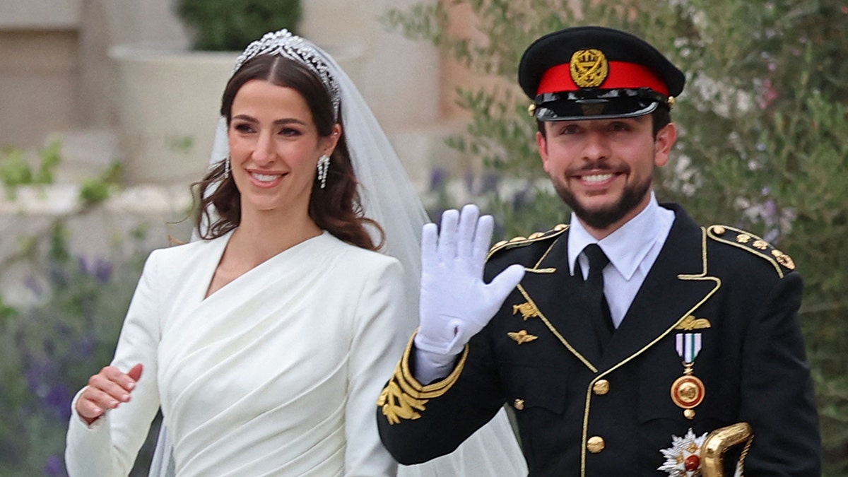 Jordans Crown Prince Hussein (R) and his wife Saudi Rajwa al-Seif waving