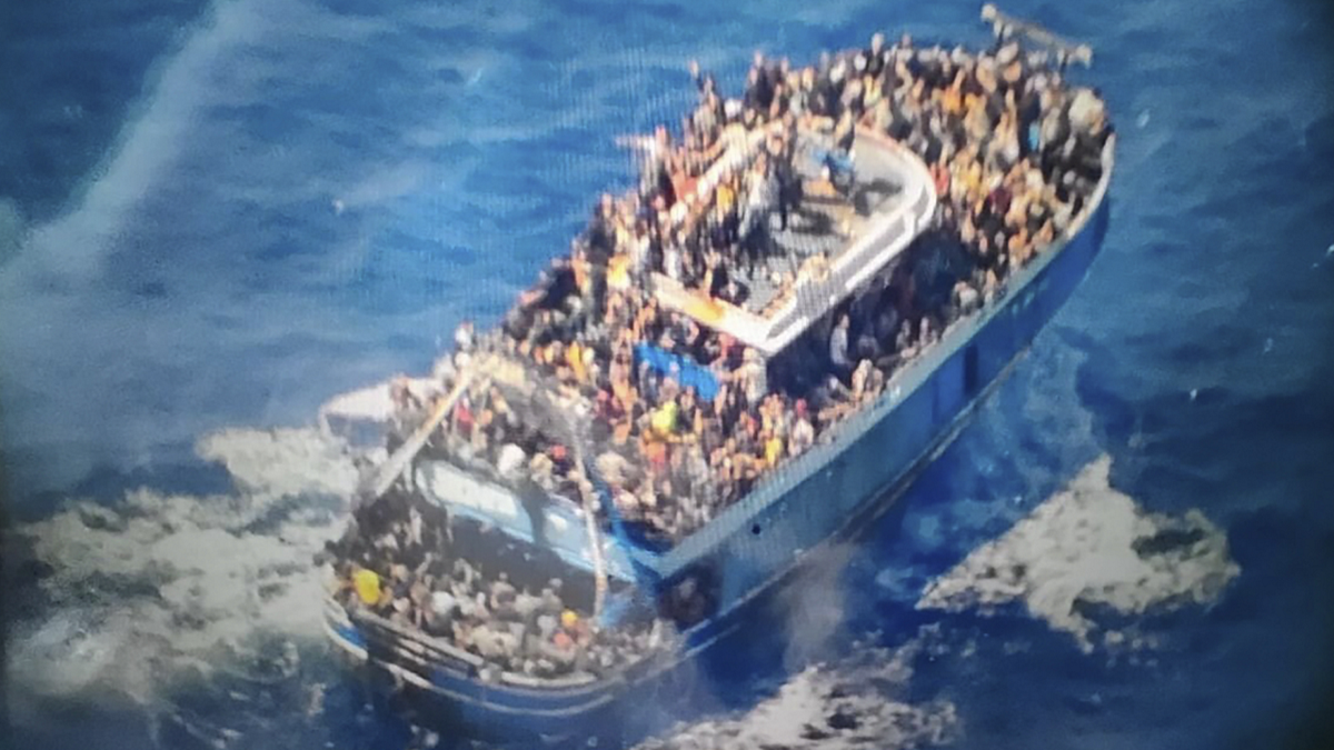 Migrant boat sinks near Greece