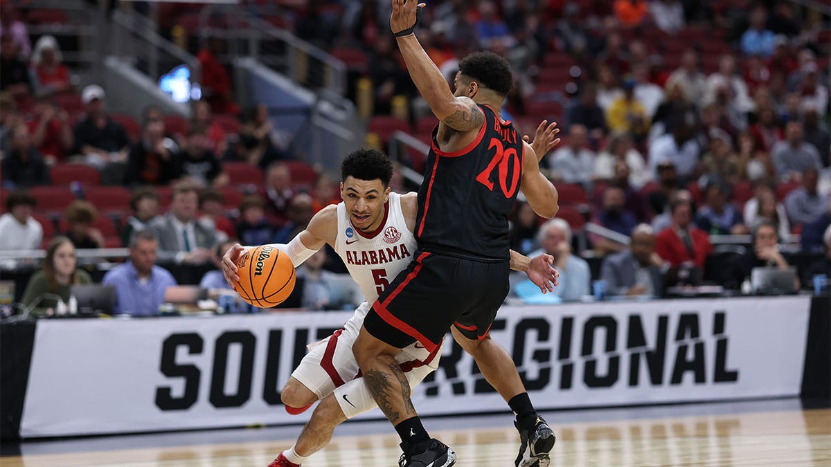 Jahvon Quinerly dribbles ball