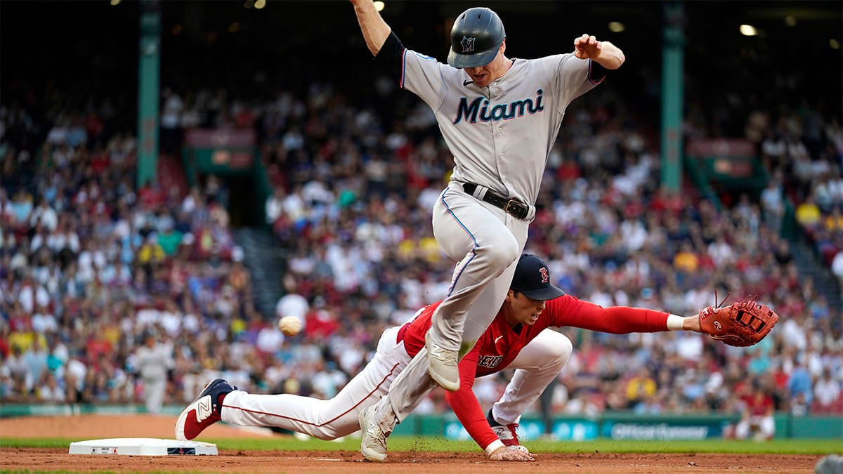 Dodgers' JD Martinez hits 299th, 300th career home runs in win