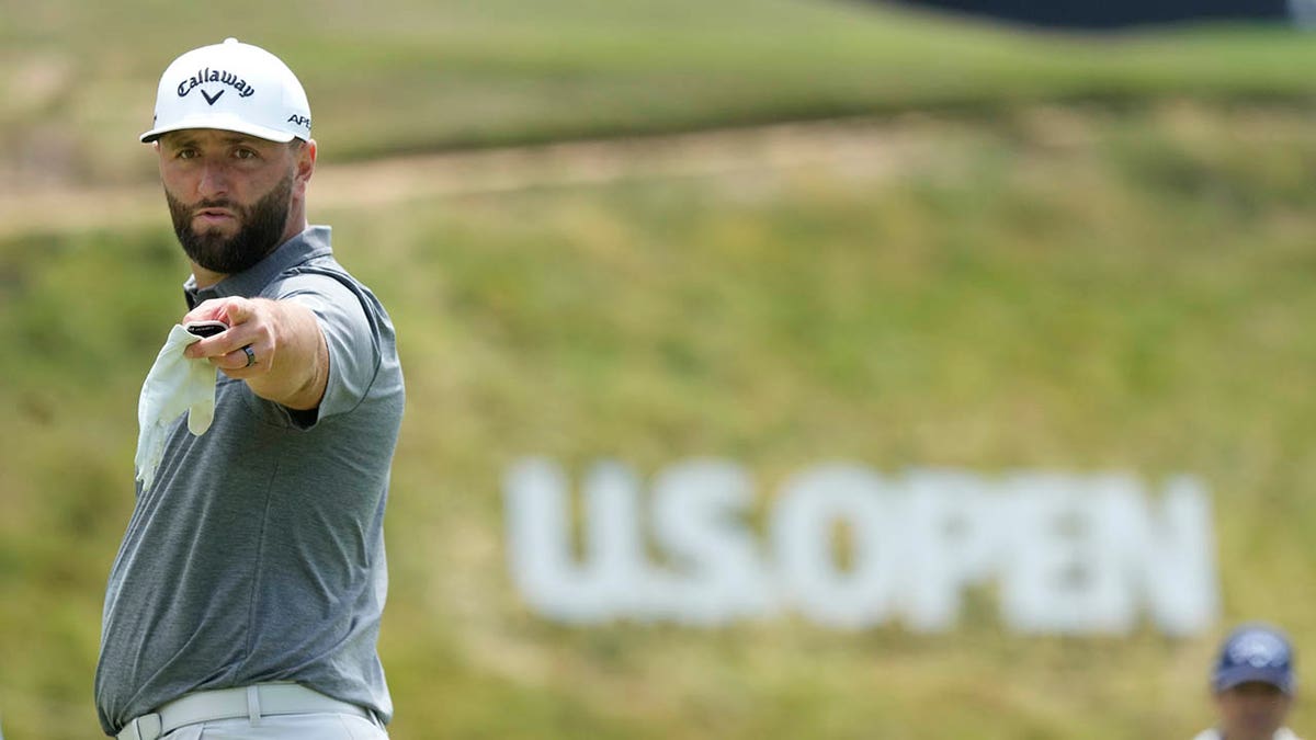 Jon Rahm menunjukkan