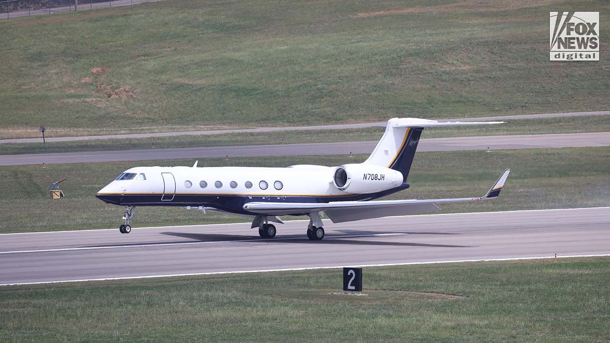 The plane carrying Joran van der Sloot lands in Alabama