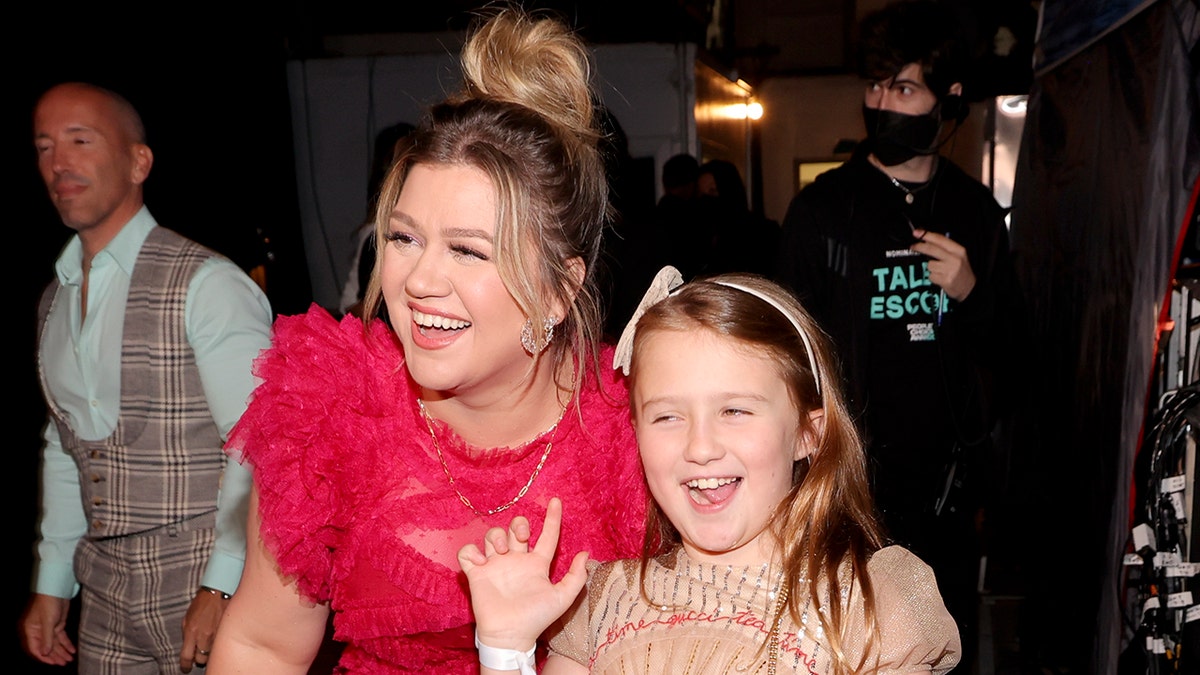 Kelly Clarkson and her daughter