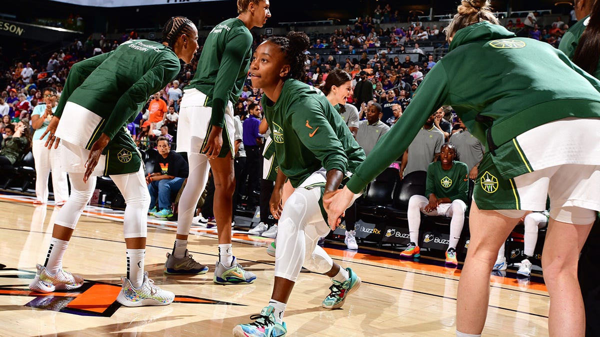 Jewell Loyd with teammates