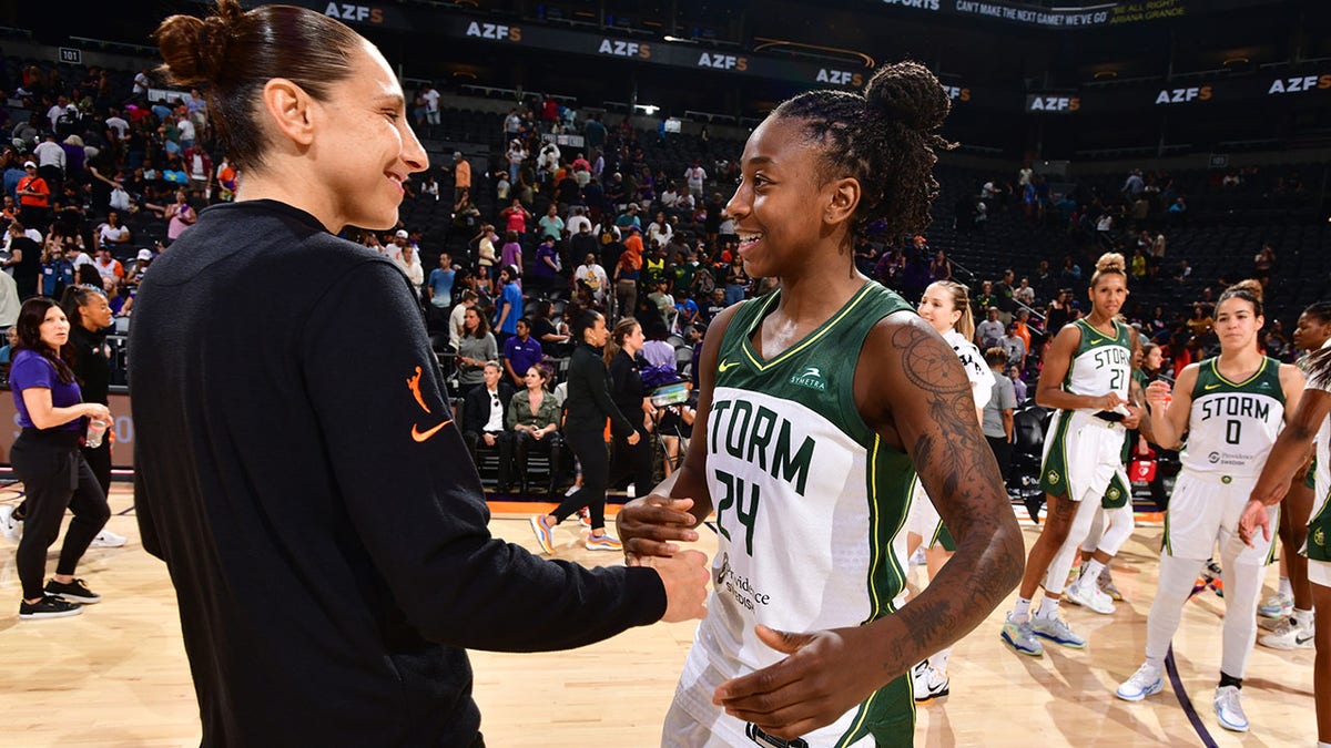 Jewell Loyd before game