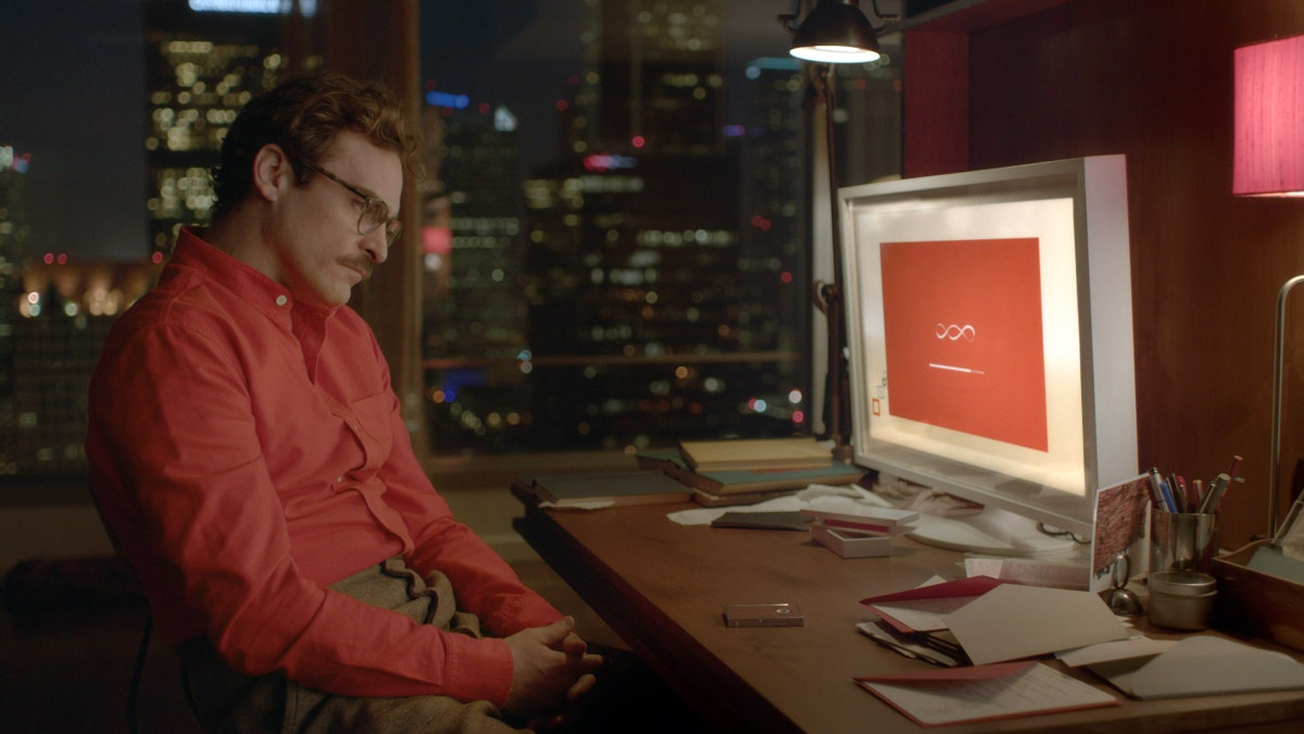 Joaquin Phoenix look at a computer screen in the movie "Her"