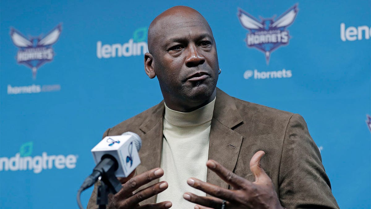 Michael Jordan falando com a mídia