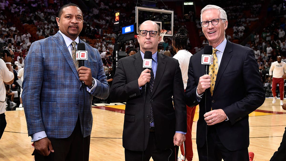 Mike Breen stands with Mark Jackson and Jeff Van Gundy