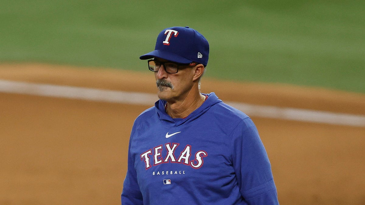 Rangers to replace Maddux as pitching coach