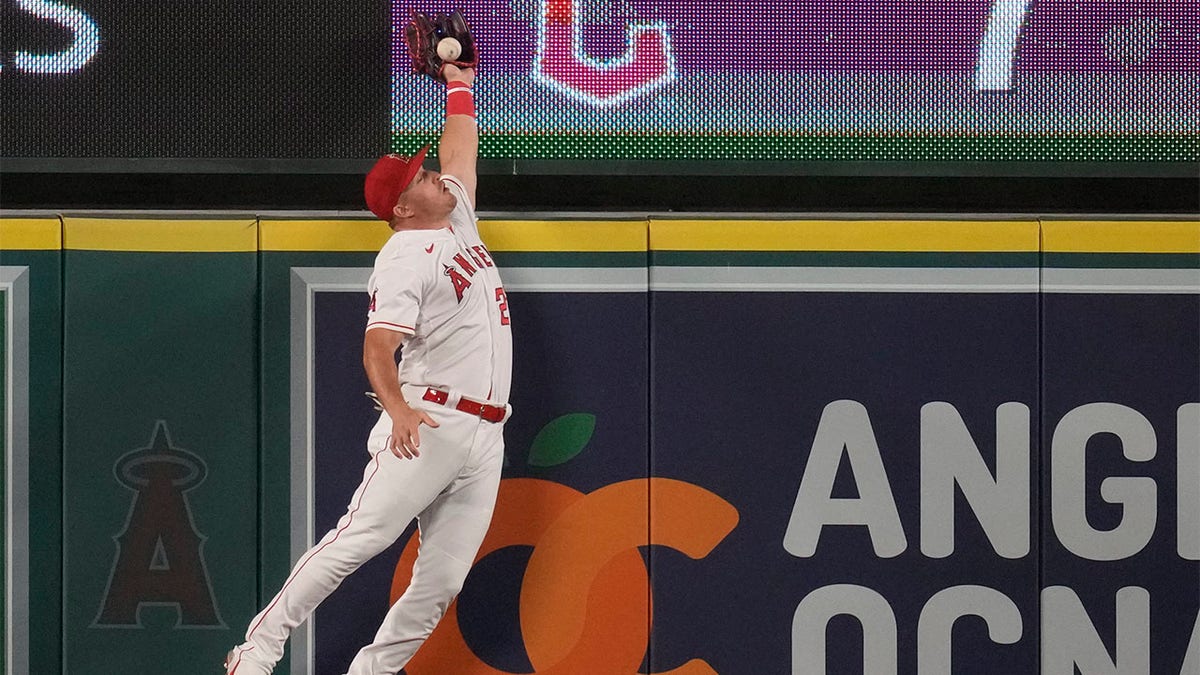Mike Trout makes a jumping catch in the 6th, 04/13/2024