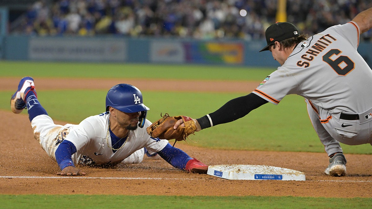 Dodgers capitalize on Giants' physical and mental blunders to win