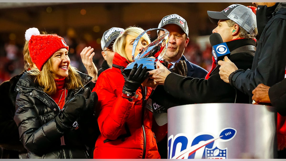 Norma Hunt kisses trophy