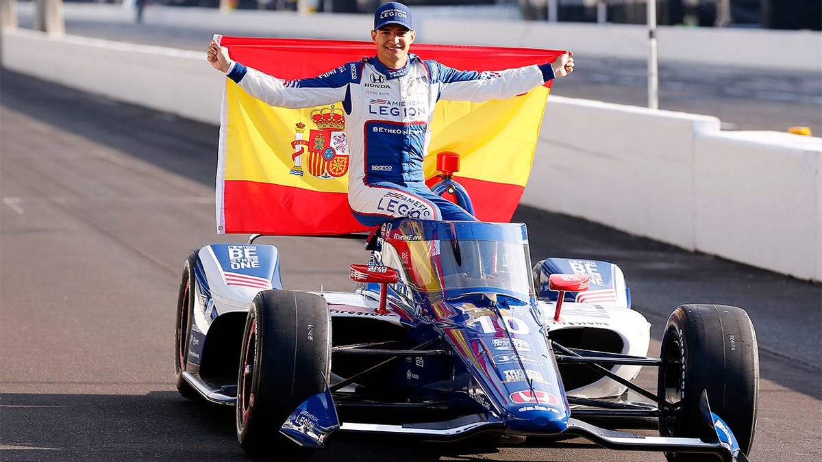 Alex Palou poses with Spanish Flag