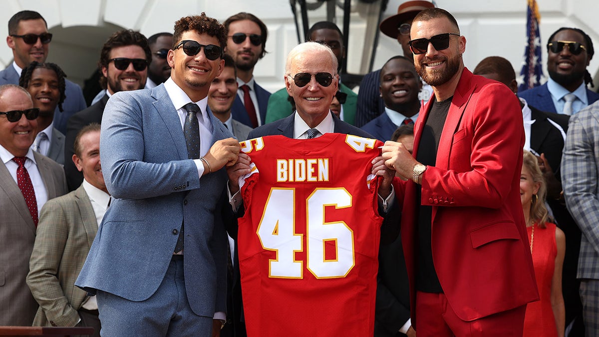 Patrick Mahomes, Joe Biden and Travis Kelce pose for picture
