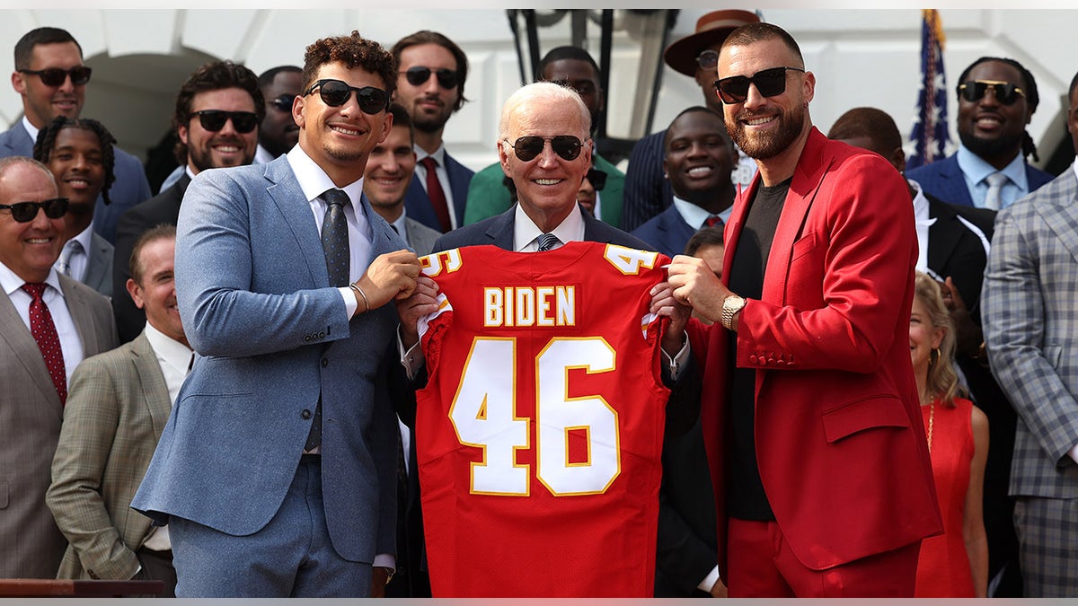 Patrick Mahomes, Joe Biden and Travis Kelce pose for picture