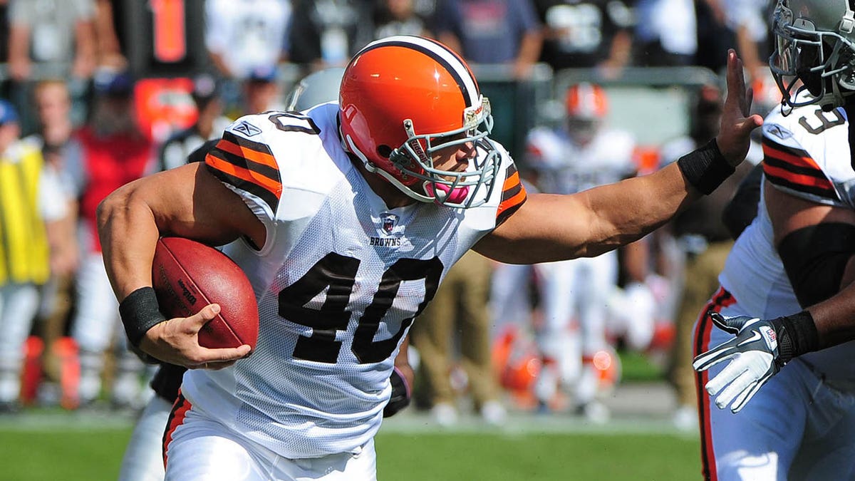 Peyton Hillis stiff arm