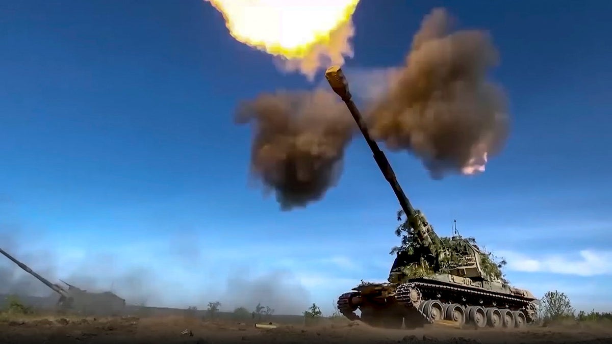 Russian gun fires at Ukraine