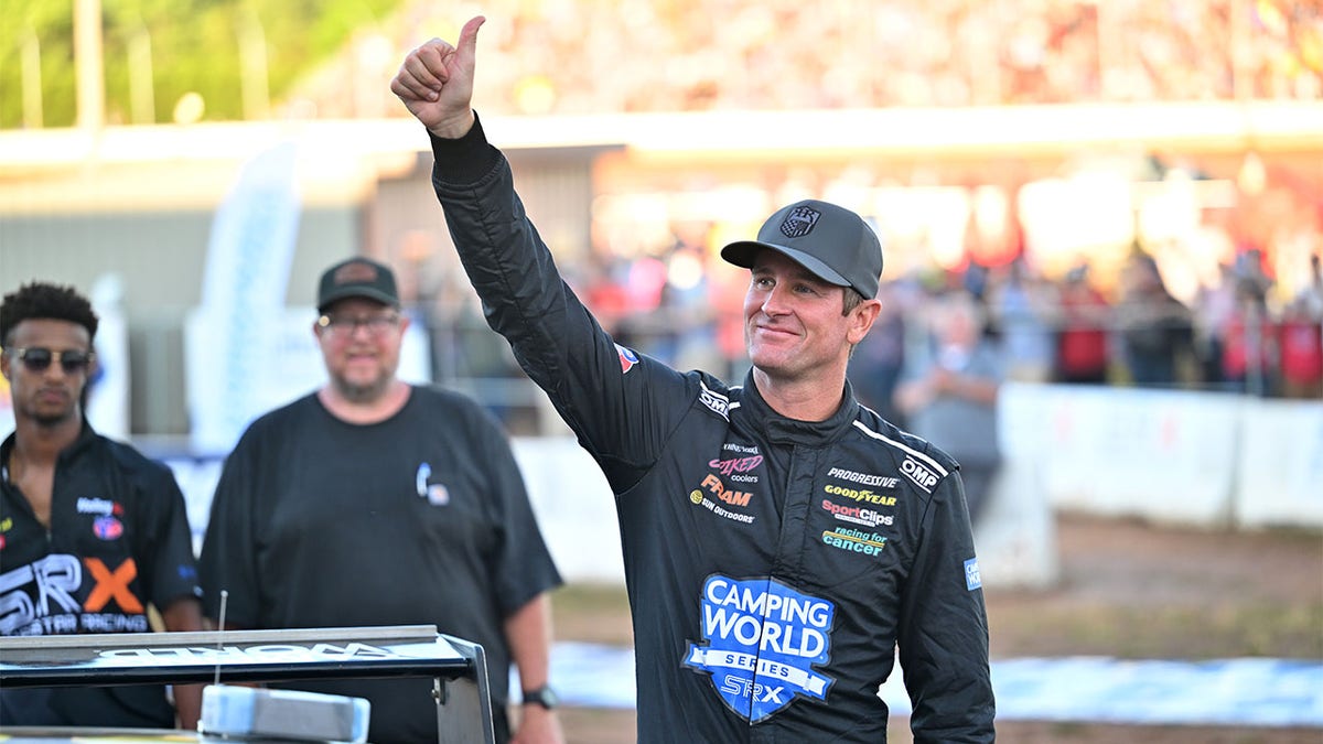 Ryan Hunter-Reay acknowledges crowd