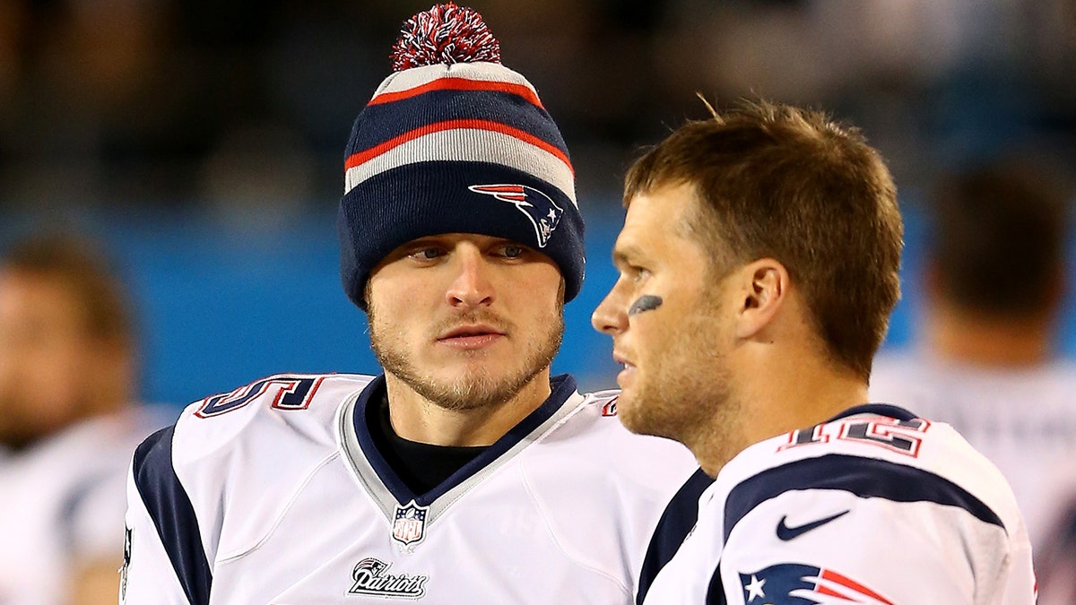 Ryan Mallett talks to Tom Brady