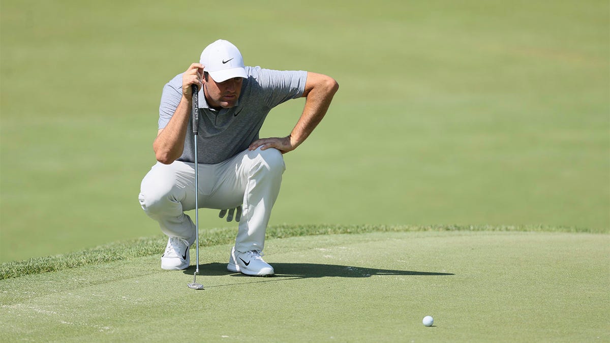 Scottie Scheffler lines up putt