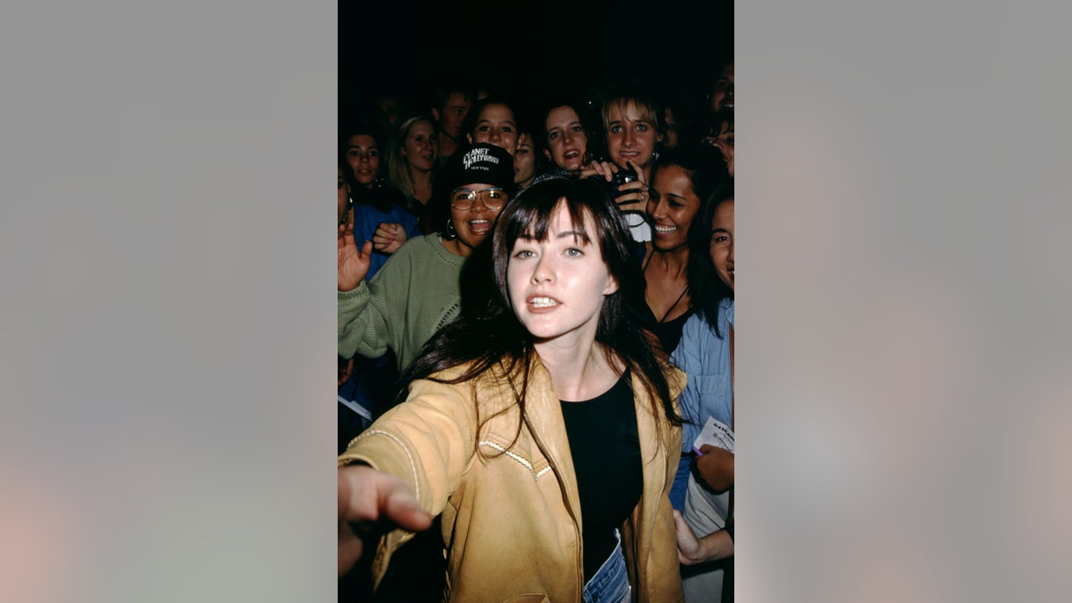 Shannon Doherty with fans in 1992