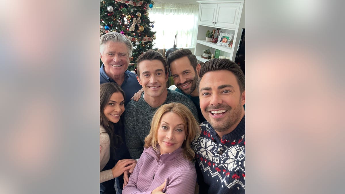 Sharon Lawrence with Treat Williams and cast of "The Christmas House"