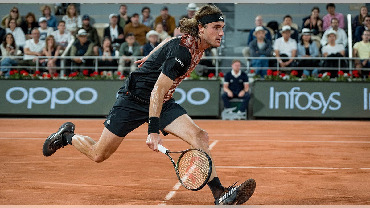 Stefanos Tsitsipas running