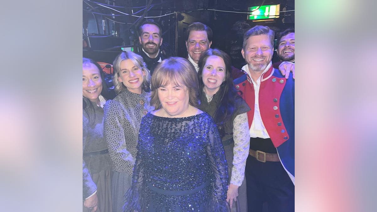 Susan Boyle poses with cast of "Les Misérables"
