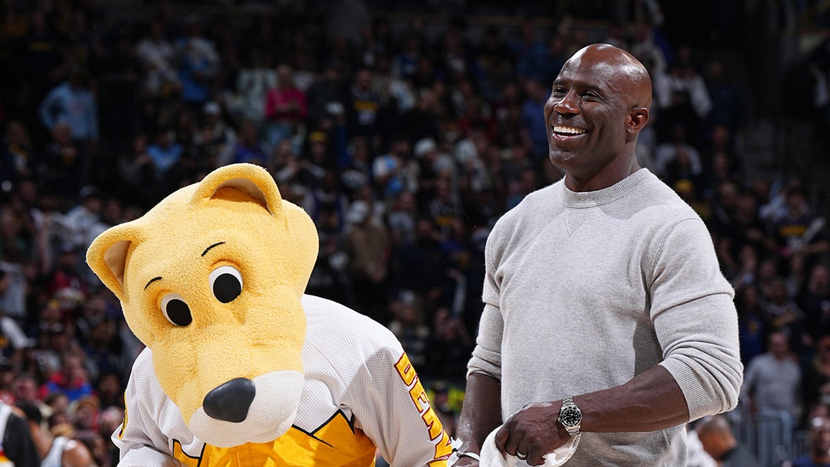Terrell Davis at Nuggets game
