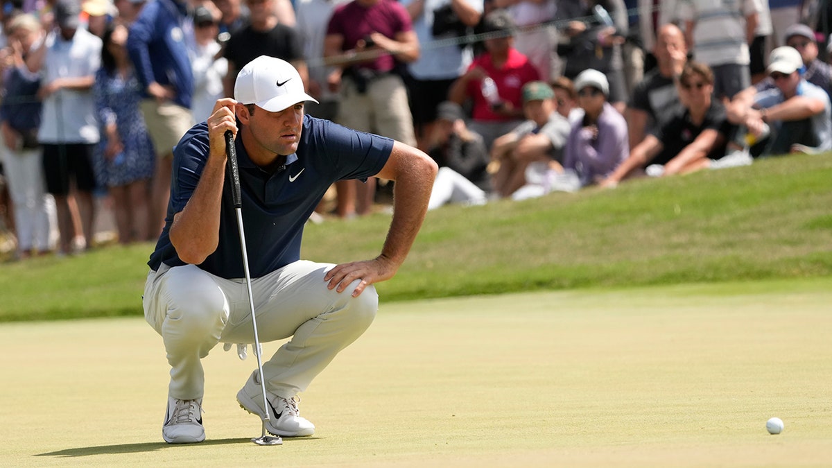 Scottie Scheffler prepares to putt