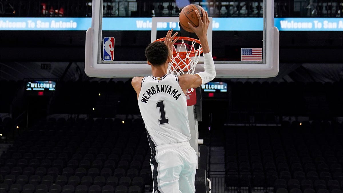 Victor Wembanyama dunks ball