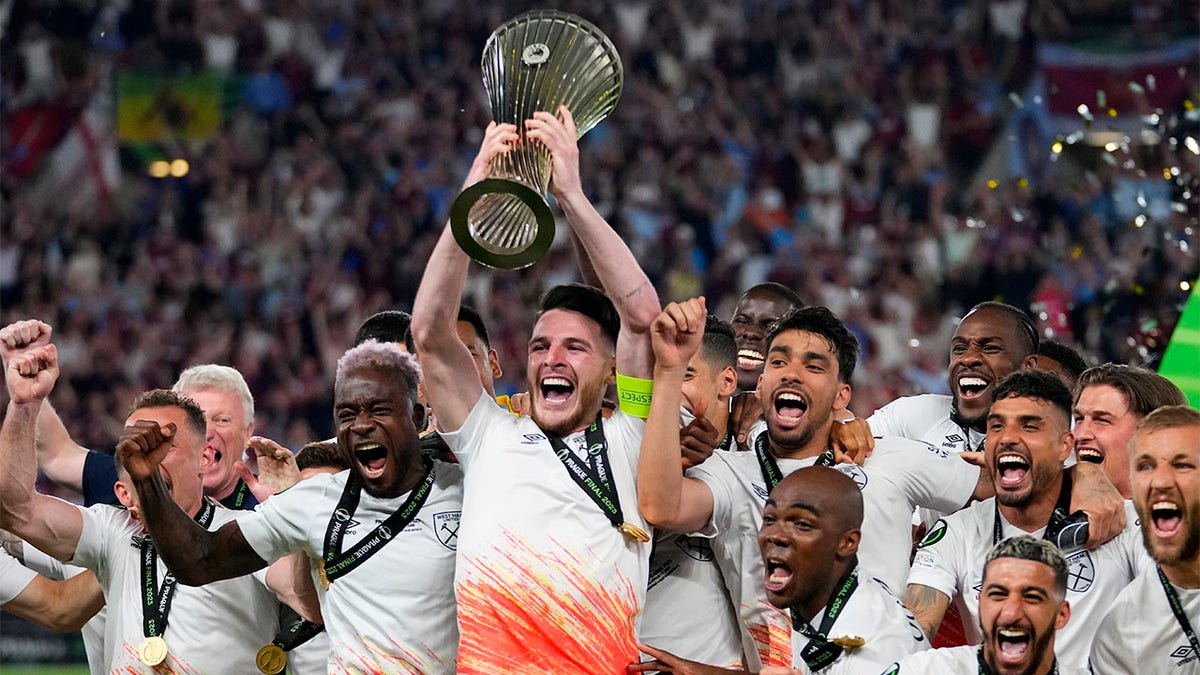 Declan Rice lifts trophy