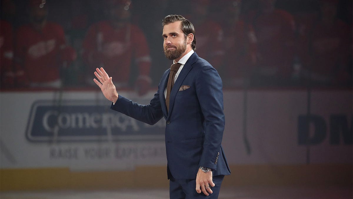 Henrik Zetterberg salutes crowd