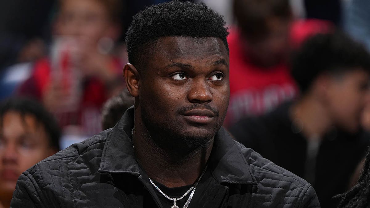 Zion Williamson on the bench