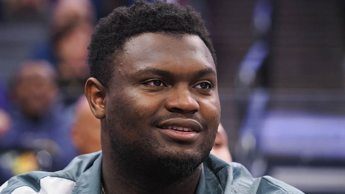 Zion Williamson watches the Kings