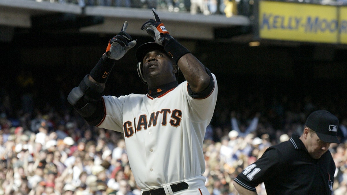 Barry Bonds hits homer