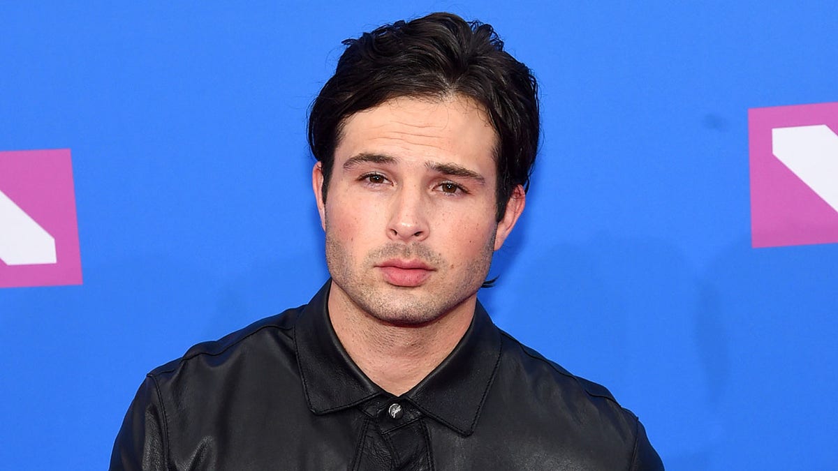 Cody Longo walks MTV Awards red carpet in black shirt