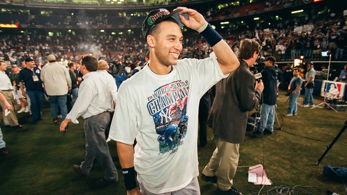 Derek Jeter 1998 şampiyonluğunu kutluyor