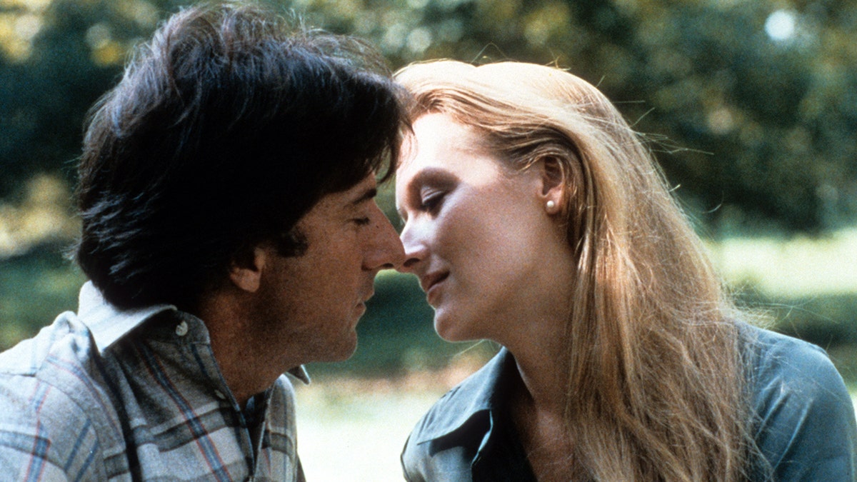 Meryl Streep kisses Dustin Hoffman