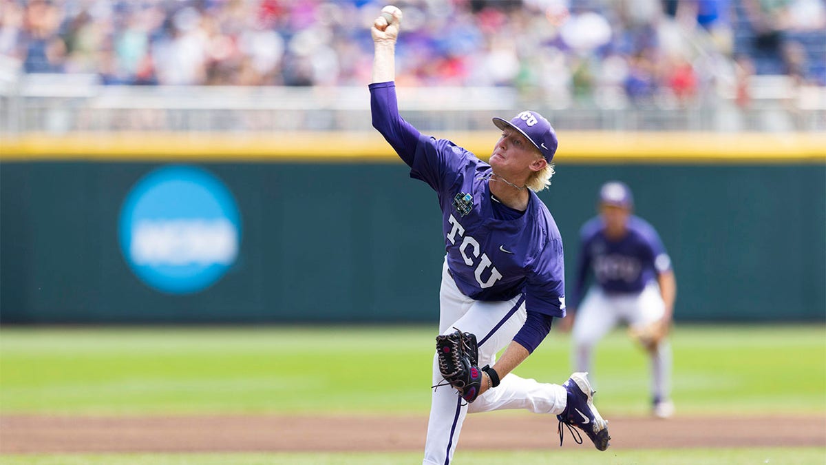 Kole Klecker throws pitch