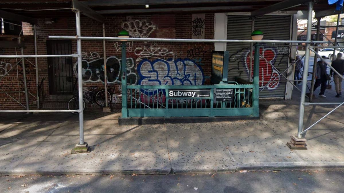 Elmhurst Avenue subway station where robbery took place